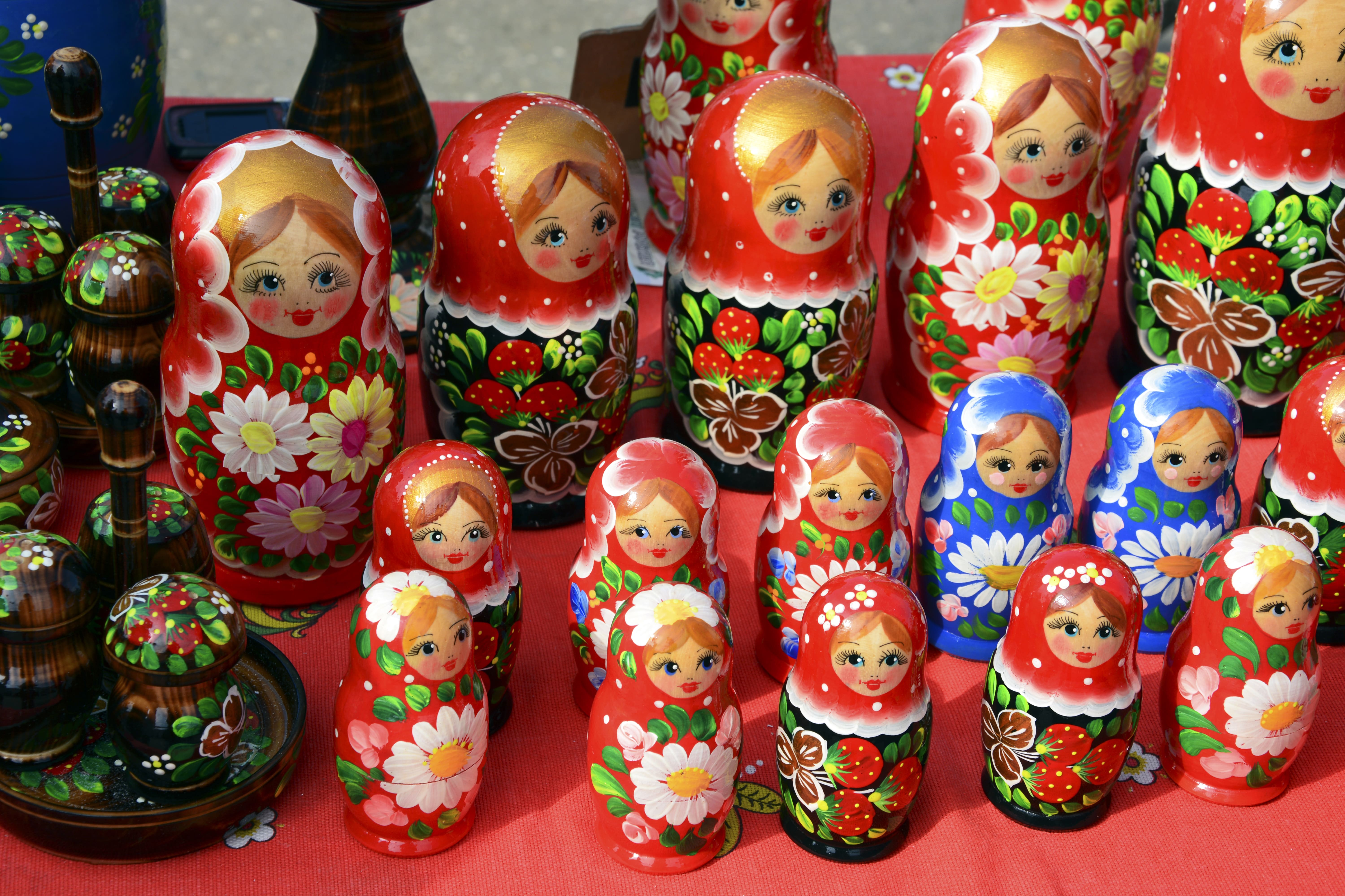 https://www.vecteezy.com/photo/3343420-toys-of-the-slavic-people-folk-dolls-matryoshka-are-sold